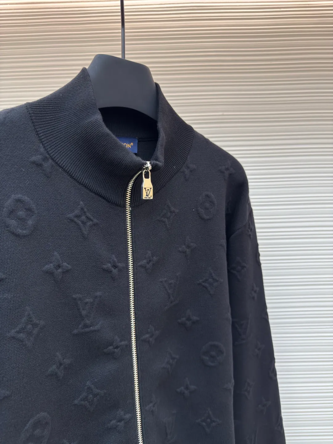 LOUIS VUITTON embossed embossed knitted zipper jacket ●Authentic product: purchased and developed by 18899 ●Item number: 1680496-C10 ●Fabric: knitted fabric ●Technology: embossed embossed production ●Version: fitted version ●Weight: about 930 grams ●Size: S-M-L-XL ●Description: YB purchases patterns and uses customized cotton yarn to make them. The process is complicated and requires spinning out the raw material core. After secondary processing, the yarn is hooked on the machine and the raw material core is threaded. After completion, dyeing is carried out. The dyeing vat can only be found in high-temperature vats. If the temperature is not enough, the yarn will be dyed unevenly! It will take several hours to dry at low temperature. If the degree is too high, it will be scrapped directly. After dyeing, you can only use a slow machine for wooling. Fast machines are prone to problems with thick and thin hair horizontal bars. The fabric pieces are woven using imported machines for parallel and even speed. Each piece takes 270 minutes, which is time-consuming and labor-intensive. Full-width brand embossed jacquard design, the overall routing is straight and delicate, the fabric is comfortable and soft, and the color is consistent without color difference. It can be matched with the same style to create a fashionable look, and can be used in various occasions. Customized accessories, complete with three standards, same style for men and women!
